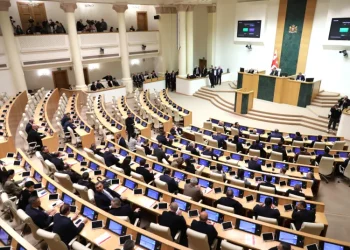 პარლამენტმა დაამტკიცა ცვლილებები, რომლის შედეგად პრემიერ-მინისტრი საქსტატის აღმასრულებელ დირექტორს და საბჭოს წევრებს პარლამენტის თანხმობის გარეშე დანიშნავს