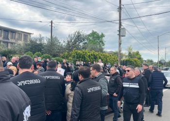 ხმაური ზუგდიდში – ჯიჭონაიების შვიდ სულიან ოჯახს ასახლებენ
