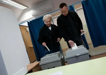 პიტერ სიიარტომ მეუღლესთან ერთად საპარლამენტო არჩევნებში ხმა მისცა