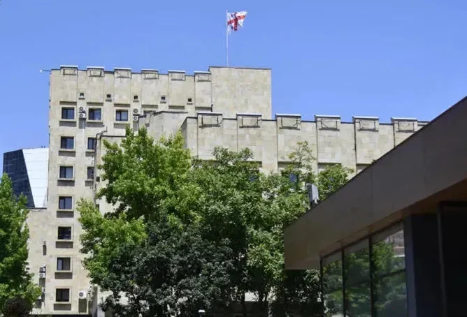 დიდი ოდენობით ნარკოტიკული საშუალების უკანონო შეძენა, შენახვის და რეალიზაციის ფაქტებზე ბრალდებულს 18 წლით თავისუფლების აღკვეთა მიესაჯა