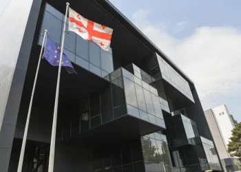 პროკურატურამ უმწეო მდგომარეობაში მყოფი არასრულწლოვნის გაუპატიურების და არასრულწლოვანი დაზარალებულების მიმართ სექსუალური ხასიათის ქმედების ფაქტებზე დაკავებულ კაცს ბრალდება წარუდგინა