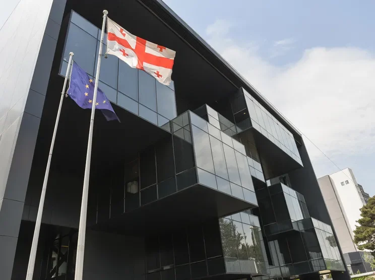 პროკურატურამ უმწეო მდგომარეობაში მყოფი არასრულწლოვნის გაუპატიურების და არასრულწლოვანი დაზარალებულების მიმართ სექსუალური ხასიათის ქმედების ფაქტებზე დაკავებულ კაცს ბრალდება წარუდგინა