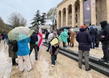 მოქალაქეთა ნაწილმა ღამე 9 აპრილის მემორიალთან გაათენა