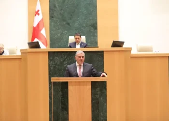 პარლამენტის სხდომა, სადაც მიხეილ სარჯველაძეა მიწვეული, ხმაურით დაიწყო