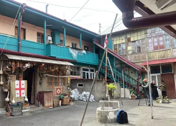 აბანოთუბანში მცხოვრებლები, რომლებსაც „ჰეიდარ ალიევის სახელობის კულტურის ცენტრის“ აშენების მიზეზით ქონება ექსპროპრიაციის გზით უნდა ჩამოართვან, საცხოვრებლების დატოვებას არ აპირებენ