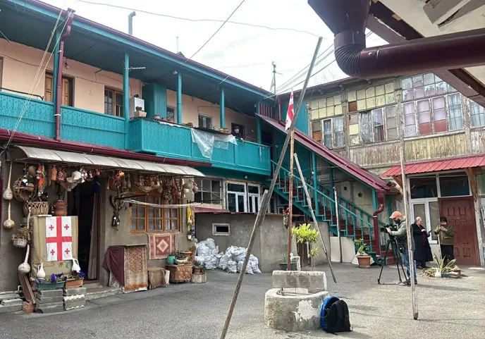 აბანოთუბანში მცხოვრებლები, რომლებსაც „ჰეიდარ ალიევის სახელობის კულტურის ცენტრის“ აშენების მიზეზით ქონება ექსპროპრიაციის გზით უნდა ჩამოართვან, საცხოვრებლების დატოვებას არ აპირებენ