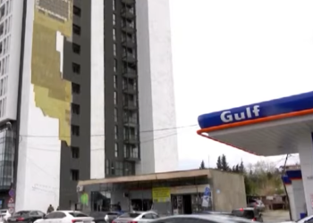 ძლიერმა ქარმა დედაქალაქში პრობლემები შექმნა – დიდ დიღომში კორპუსის ფასადი ჩამოიშალა