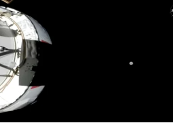 NASA-ს ასტრონავტები მთვარეს უახლოვდებიან