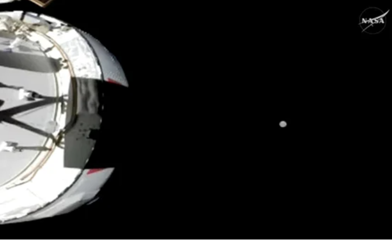 NASA-ს ასტრონავტები მთვარეს უახლოვდებიან