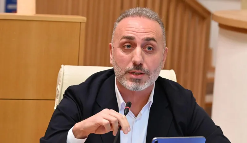 “დადგება დრო, როცა თქვენ მოგიწევთ ხელისუფლებიდან გამგზავრება, როგორც ეს თქვენი და სააკაშვილის საერთო მეგობარს, ვიქტორ ორბანს მოუწია, რომელიც „მამლის ყივილამდე“ ორივე პარტიამ უარყავით” – გიორგი შარაშიძე “ქართულ ოცნებას”