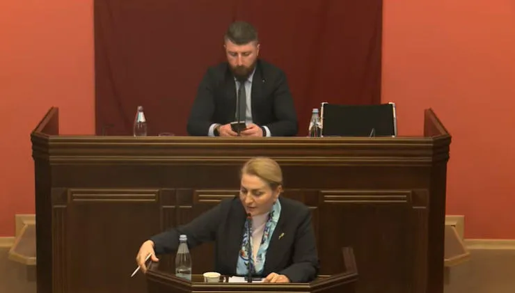 იურიდიულ საკითხთა კომიტეტში, ფრაქცია “საქართველოსთვის“ კანონპროექტის განხილვა, რომელიც აქციებზე დაჯარიმებული მოქალაქეების ჯარიმა-საურავებისგან გათავისუფლებას ითვალისწინებს, კამათის ფონზე მიმდინარეობს