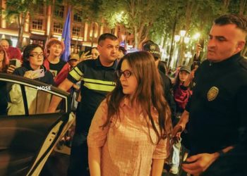 ნათია ჭელიძე, რომელიც პოლიციას უნივერსიტეტში მთელი დღე ელოდებოდა, რუსთაველის გამზირზე დააკავეს
