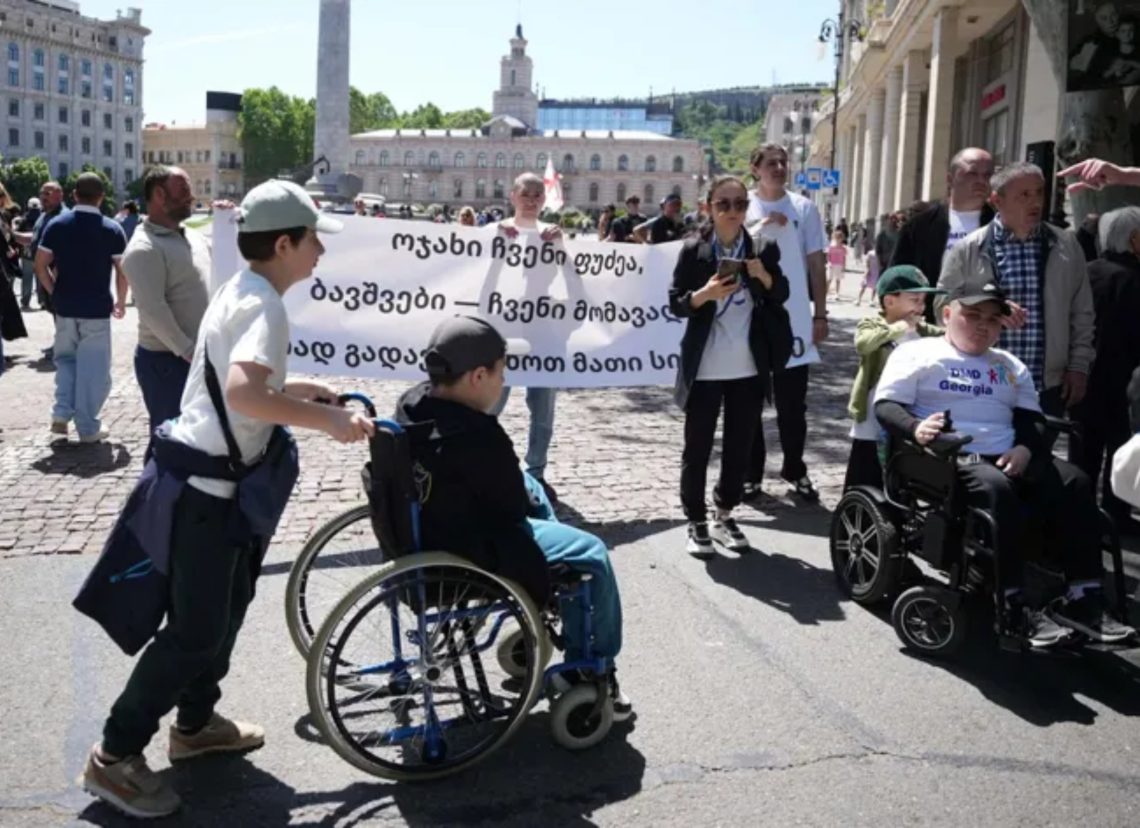 „გთხოვთ, რომ დაგვეხმაროთ ჩვენი ბავშვების გადარჩენაში“, – დიუშენით დაავადებული ბავშვების მშობლებმა სასულიერო პირებს ბავშვების დალოცვა სთხოვეს