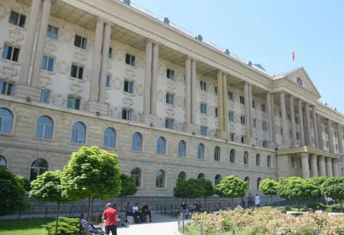 7 ნოემბრის საქმეზე, მიხეილ სააკაშვილისა და მასთან ერთად ბრალდებული ყოფილი მაღალჩინოსნების სასამართლო პროცესი მიმდინარეობს
