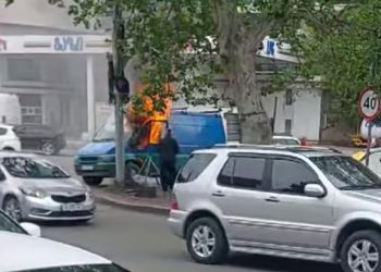 სარაჯიშვილის მეტროს მიმდებარედ მიკროავტობუსს ცეცხლი გაუჩნდა