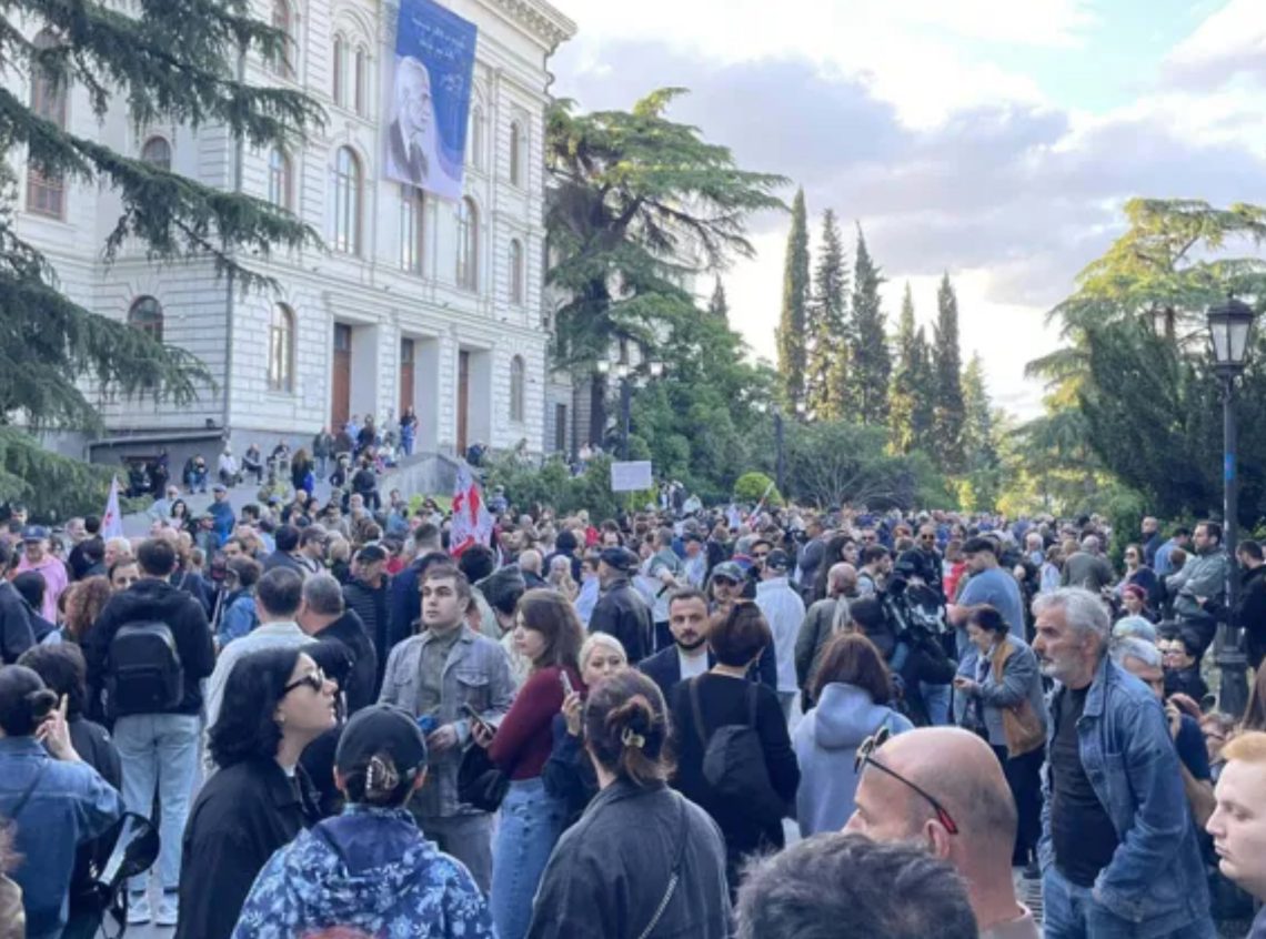 თსუ-სთან საპროტესტო აქციის მონაწილეები იკრიბებიან, რომლებიც მსვლელობით პარლამენტთან გადაინაცვლებენ