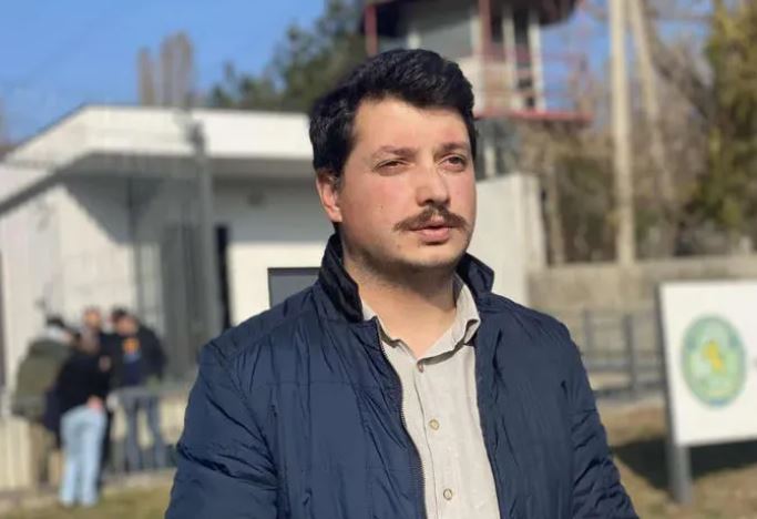 ადვოკატის ინფორმაციით, პაპუნა ლოცულაშვილს, რომელზეც გორში სამართალდამცავებმა იძალადეს, ნეკნი აქვს გატეხილი და დაბეჟილობებიც აღენიშნება