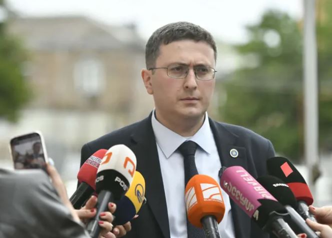 “ბრალდებულმა პოლიციელებმა პაპუნა ლოცულაშვილი და ლაშა აბისონაშვილი გადამოწმების მიზნით შეაჩერეს, სიტყვიერი დაპირისპირება ფიზიკურში გადაიზარდა, სწორედ ამით გადაამეტეს მათ თანამდებობრივ უფლებამოსილებას” – პროკურორი