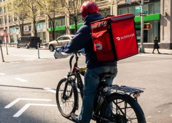 აშშ-ში დააკავეს DoorDash-ის 28 წლის ქართველი კურიერი, რომელმაც მომხმარებლის შეკვეთა მოიპარა და შეჭამა