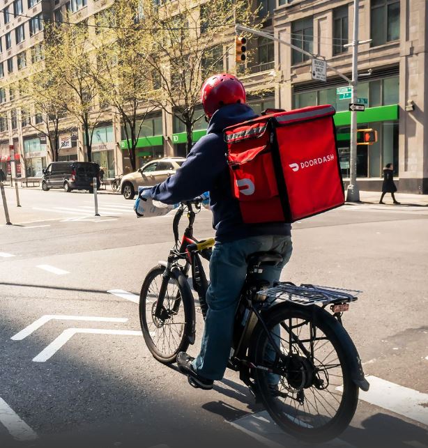 აშშ-ში დააკავეს DoorDash-ის 28 წლის ქართველი კურიერი, რომელმაც მომხმარებლის შეკვეთა მოიპარა და შეჭამა