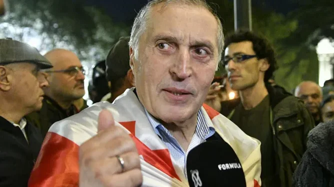 “არაფერი მაქვს თავის სამართლებელი, სწორ გზაზე ვდგავარ, ჩემს ადგილს ვხედავ რუსთაველზე ან – ციხეში, ორივე ბრძოლის ფრონტია მოღალატეების წინააღმდეგ” – პაატა ბურჭულაძე