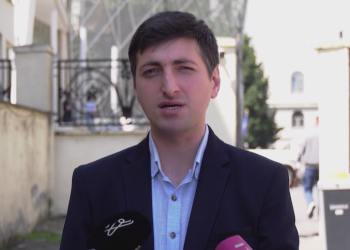ტროტუარზე დგომის საქმე – რატომ მიუტანა სამოქალაქო აქტივისტმა მანუჩარ ცაცუას დიპლომი