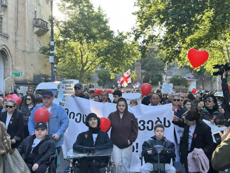 მთავრობის ადმინისტრაციამდე საპროტესტო მსვლელობა ლოზუნგით – „მიეცით ბავშვებს წამალი“ მიმდინარეობს