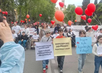თბილისში დიუშენით დაავადებული ბავშვების მხარდამჭერი აქცია- მსვლელობა – „მიეცით წამალი ბავშვებს“ მიმდინარეობს