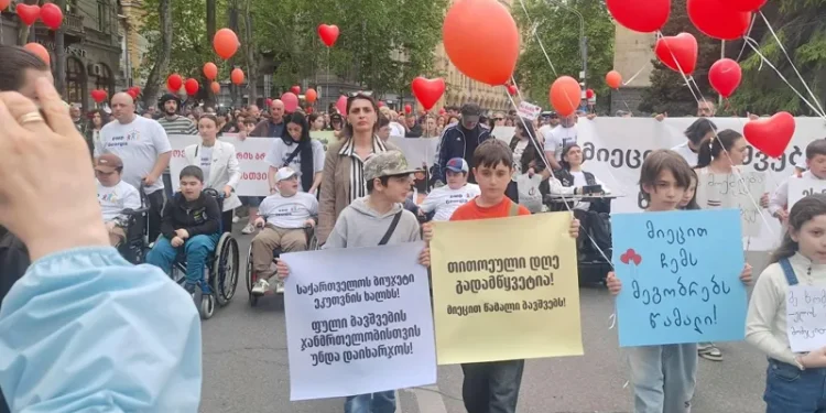 თბილისში დიუშენით დაავადებული ბავშვების მხარდამჭერი აქცია- მსვლელობა – „მიეცით წამალი ბავშვებს“ მიმდინარეობს