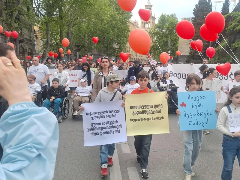 თბილისში დიუშენით დაავადებული ბავშვების მხარდამჭერი აქცია- მსვლელობა – „მიეცით წამალი ბავშვებს“ მიმდინარეობს