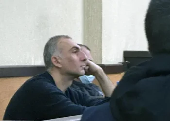 “დახვრიტეთ ეგრევე, ვინც მობილურს ამოიღებს” – ალეკო ელისაშვილი მოსამართლეს, რომელმაც სასამართლო დარბაზში მყოფებს ტელეფონებისა და ლეპტოპების გამორთვისკენ მოუწოდა