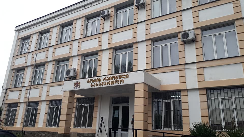 ძალადობაში ბრალდებული არც ერთი პოლიციელი საკუთარ სასამართლოზე არ მივიდა – სხდომა გორის რაიონულ სასამართლოში ამ წუთებში მიმდინარეობს