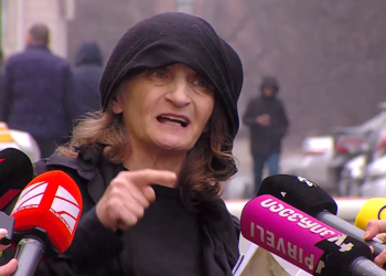“ცირკი დამიდგეს მამრებმა, ეს ყველაფერი დადგმული იყო”- რას აცხადებს მოკლული მასწავლებლის დედა