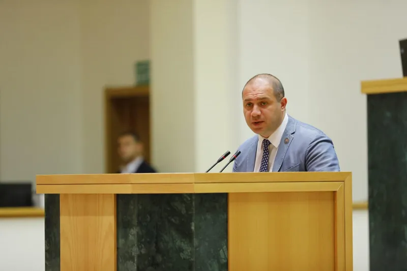 პარლამენტის პლენარულ სხდომაზე განათლების მინისტრს ინტერპელაციის წესით უსმენენ