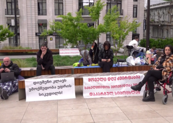 “ვერ გავჩერდებით, ძალიან საფრთხეში ვართ” – დიუშენით დაავადებული ბავშვების მშობლების პროტესტი გრძელდება