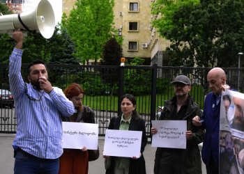 აქცია პროკურატურასთან – მოქალაქეები პოლიციის მხრიდან ძალის გადამეტების გამოძიებას ითხოვენ