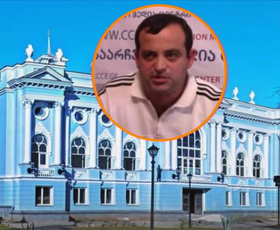 სენაკში, მერიის შენობასთან, აქტივისტი აპოლონ გარუჩავა მე-4 დღეა შიმშილობს