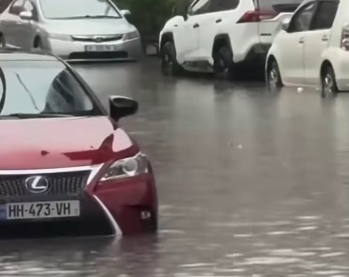 ძლიერი წვიმის შედეგად ბათუმის ქუჩები დაიტბორა — კადრები ადგილიდან