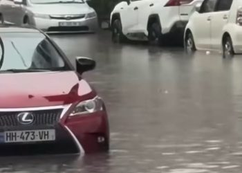 ძლიერი წვიმის შედეგად ბათუმის ქუჩები დაიტბორა — კადრები ადგილიდან