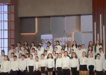 “ნორმალურად არის, დაცემისას თითები იტკინა…” – ბავშვის ბებია საზოგადოებრივი მაუწყებლის ეთერში მომხდარზე
