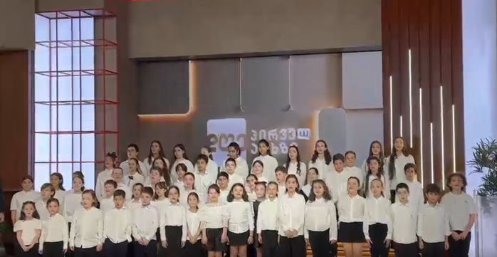 “ნორმალურად არის, დაცემისას თითები იტკინა…” – ბავშვის ბებია საზოგადოებრივი მაუწყებლის ეთერში მომხდარზე
