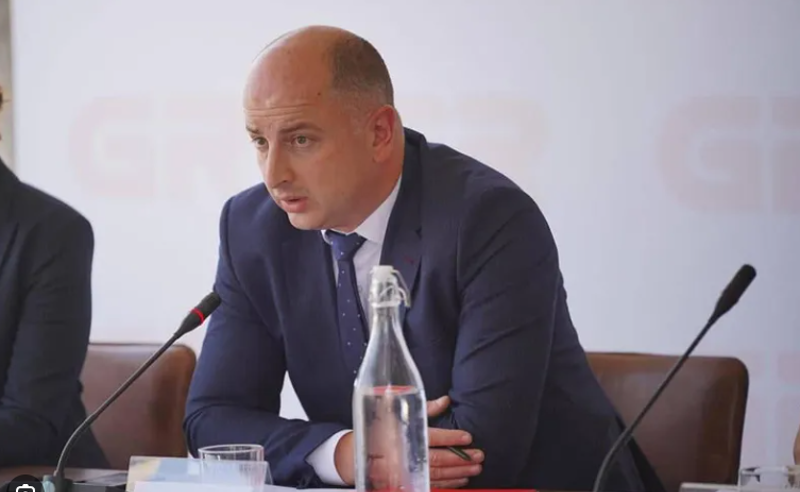 საქართველოს რკინიგზის ყოფილი ხელმძღვანელზე ძებნა გამოცხადდა – პასუხისგებაში მისცეს 8 პირი