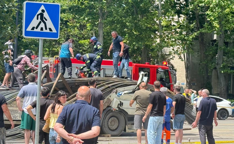 სამაშველო ოპერაცია დიდუბეში – სატვირთო ავტომობილიდან მაშველებმა 1 პირი გადმოიყვანეს