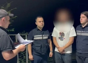თბილისში განზრახ მკვლელობის მცდელობის, ჯგუფურად ჩადენილი ძალადობისა და განსაკუთრებით მძიმე დანაშაულის დაფარვის ბრალდებით 2 პირი დააკავეს