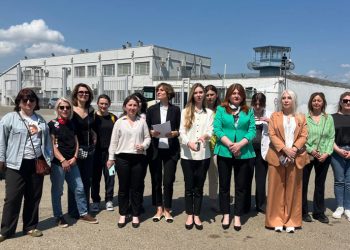 “თავისუფლება ელენე ხოშტარიას” – რუსთავის ციხესთან ქალი პოლიტიკოსები შეიკრიბნენ