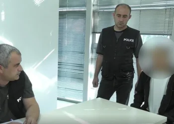 დაკავებულია არასრულწლოვანი, რომელმაც თანასკოლელს მუქარით 1 350 ლარი და 10 000 ლარის ღირებულების ოქროს სამკაულები გამოსძალა