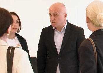 “შევთანხმდით, რომ შეიქმნება სამუშაო ჯგუფი, ზეგ ისევ შევხვდებით ერთმანეთს – პოზიტიურად ვართ განწყობილი, რადგანაც საჭირო და შინაარსიანი კითხვები იყო პრემიერ-მინისტრის მხრიდან” – დიუშენის კუნთოვანი დისტროფიით დაავადებული ბავშვის მშობელი, ზაქრო გვიშიანმა ირაკლი კობახიძესთან შეხვედრაზე