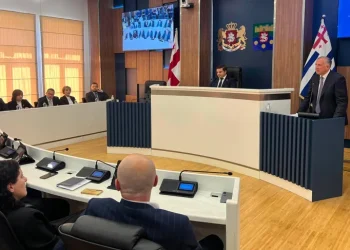ზურაბ პატარაძე აჭარის უმაღლეს საბჭოს მთავრობის საქმიანობის შესახებ ანგარიშს აცნობს