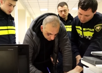 “ბორკილებდადებულ ადამიანს რომ ურტყამენ, იცი, რომ ამ დანაშაულს ხანდაზმულობა არ აქვს?” – ელისაშვილი მანდატურს