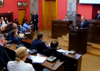 ხმაური პარლამენტში – გიორგი გვარაკიძის ანგარიშის განხილვა დაპირისპირების ფონზე მიმდინარეობს